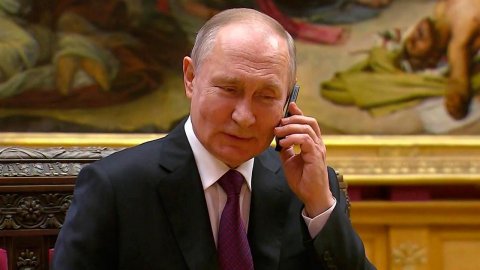 Владимир Путин поговорил по телефону с Александрой Титаренко, чью открытку он снял с "Елки желаний"