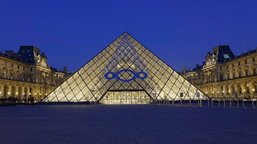Во Франции из-за энергокризиса экономят на подсветке Лувра и Версаля