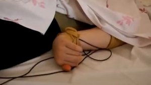 Даше делают электростимуляцию мышц на разгибание.