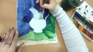 Мастер-класс по рисунку акварельного натюрморта с белым предметом и контрастными драпировками