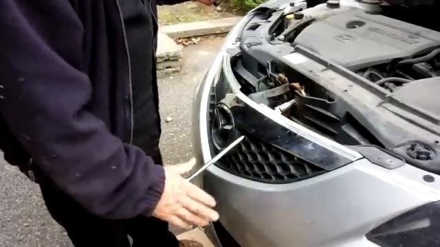Hood latch repair Mazda 3 (french) смотреть онлайн