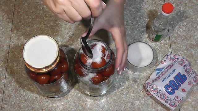 Еще один рецепт вкусных маринованных помидор с уксусом и перцем.