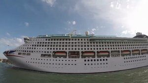 Огромный круизный лайнер OCEANA заходит в порт Венеции.