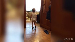 Карапузы на каблуках | Дети примеряют бабушкины туфли