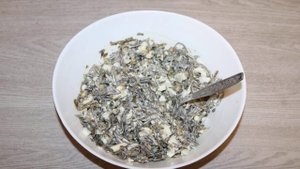 Салат с морской капустой и зелёным горошком