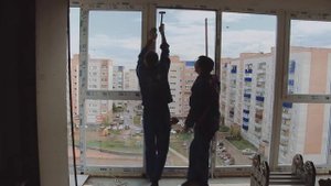 Остекление лоджий в двухэтажной квартире Панорамные окна VEKA на объединенном с комнатой балконе 窗口