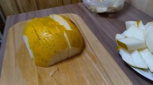 Как нарезать дыню на стол ?
