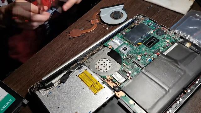 Меняем жесткий диск ноутбука на SSD, меняем термопасту и попутно чистим систему охлаждения. смотреть онлайн