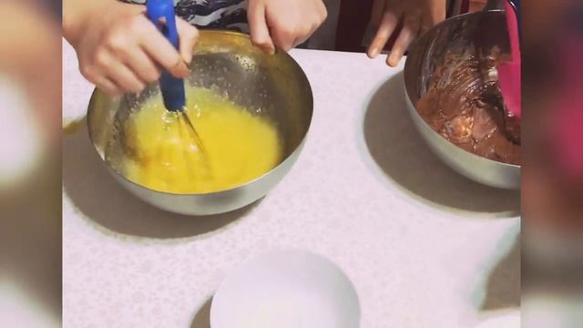 Готовим #ДомаВместе потрясающий десерт! Шоколадный Фондан! смотреть онлайн