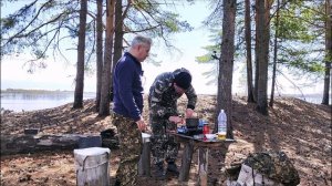 Путешествие по реке на лодке.