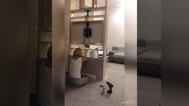 Зонирование кухни и гостиной перегородкой с вращающимся телевизором