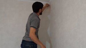 как лучше поклеить обои при кривой стене , обрезаем на углу...