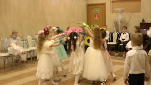 "Танец цветов" (старшая  группа). Детский центр "РУЧЕЁК" (Новый год 2017)