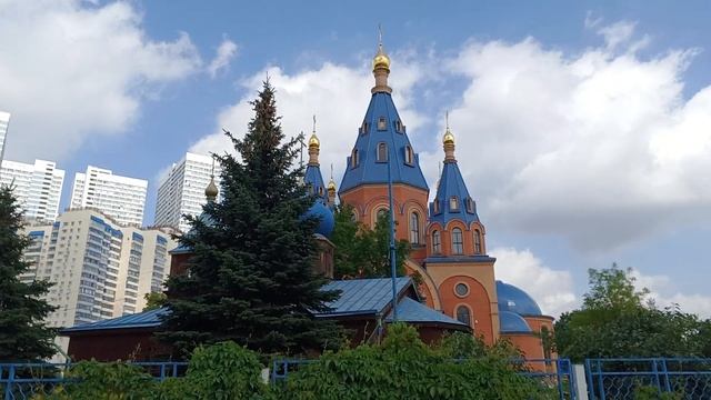 Храм около метро Чертановская. Вид на Северное Чертаново.