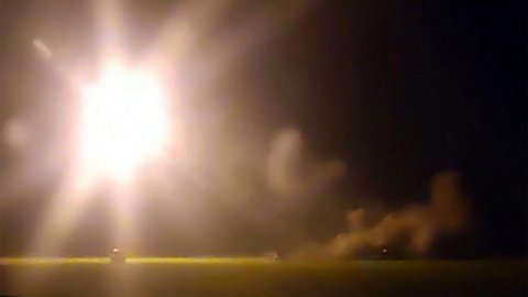 Российские военные высокоточными ракетами уничтожили в Запорожье цеха завода "Мотор Сич"