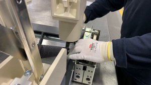 Монтаж механизмов пружинного привода выключателя нагрузки «NAL».