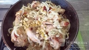 Куриные голени с рисом и томатной подливой