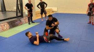 Секреты чемпиона. Блокируем удар ногой и сбиваем противника с ног