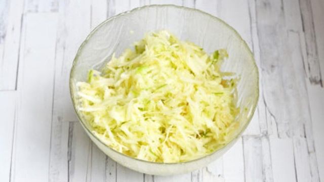 Насыпной пирог с манкой и яблоками