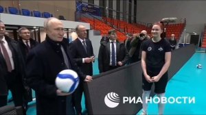 Воспитанница СШОР№1 Калининского района вручила Владимиру Путину волейбольный мяч