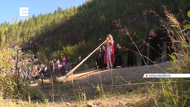 Музыкант из Швейцарии Элиана Бюрки сыграла на альпийском горне на «Столбах» смотреть онлайн