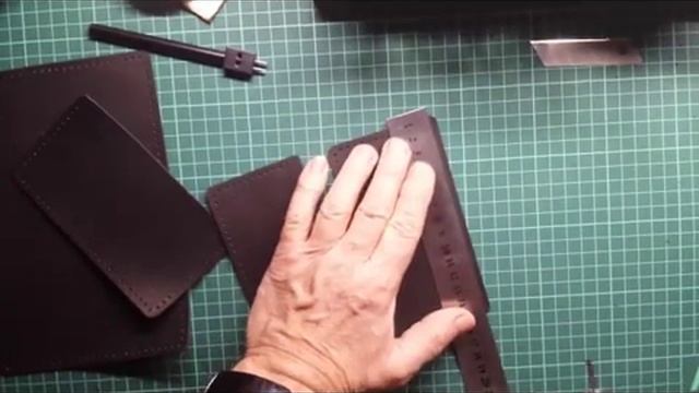 Работа с кожей. Шьём обложку для паспорта из кожи. Видеоурок. Часть1.