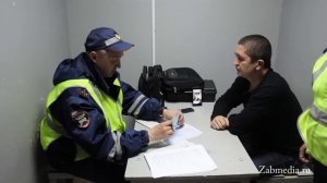 Пьяный депутат гордумы Читы Щебеньков общается с полицией (видео Zabmedia.ru)