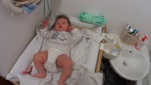 Малышка помогает папе купать старшую сестру