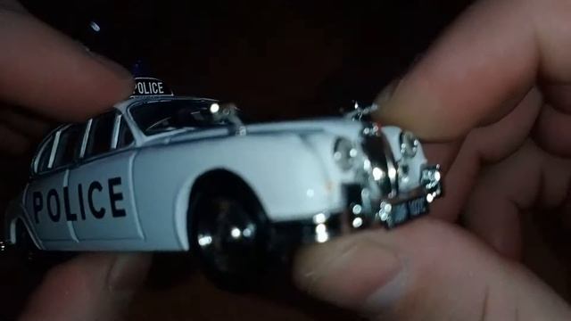 Полицейские Машины Мира №3. Jaguar MK II Полиция Великобритании. Масштабная модель.mp4 смотреть онлайн
