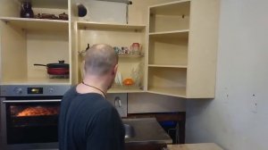 Кухня из фанеры с дубом. Вешаем шкафчик и 100 кг. на него для проверки.