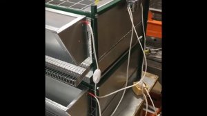 Кормление перепелов при клеточном содержании, бункерные кормушки с освещением.