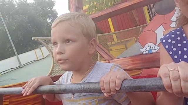 Аттракцион 'Летающий корабль' в Анапе. Маме страшно.