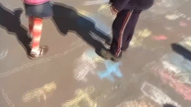 Даша рисует на асфальте у ДК Торжка. Продолжение 4.wmv смотреть онлайн