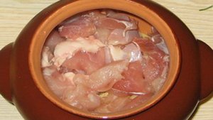 Жаркое из кролика в горшочках