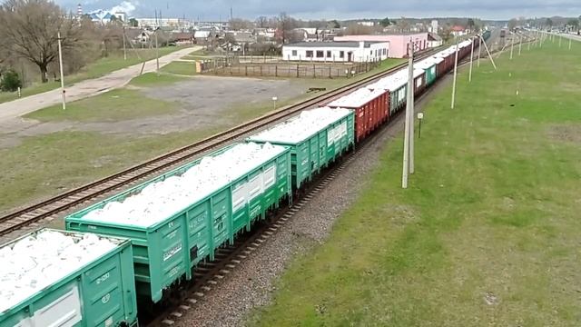 Разнообразный состав грузового поезда. С высоты моста 26.04.2022 Train \ Zug \ Pociąg \ Traukinys смотреть онлайн