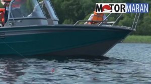 Моторная алюминиевая лодка Berkut M-DC на воде.