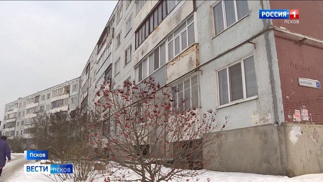 Забор Агротехнического колледжа стал проблемой для пешеходов в Пскове