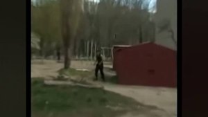МЕМ ГДЕ МУЖИК УПАЛ С ГАРАЖА
