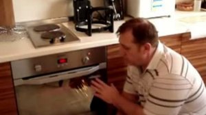 Прокаливаем силиконовую форму для выпечки.