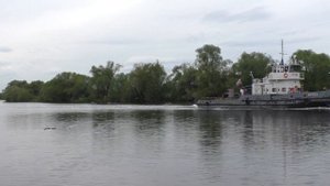 Буксир-толкач РТ-423  Тип: РТ-300 Проект: 911В идет вниз по Москва-реке