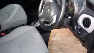 Toyota vitz 2013г где находится номер кузова