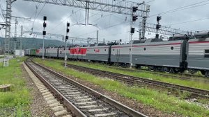 Шесть электровозных секций тянут состав через перевалы возле Байкала