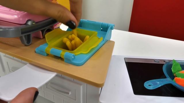 Мультики с куклой Барби. Обед для Штеффи. Видео для девочек. смотреть онлайн