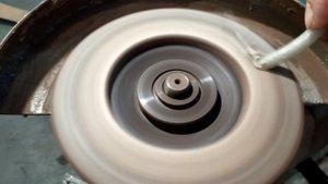 ШОК! Отчищаем зачистной круг болгарки клеем от термопистолета!