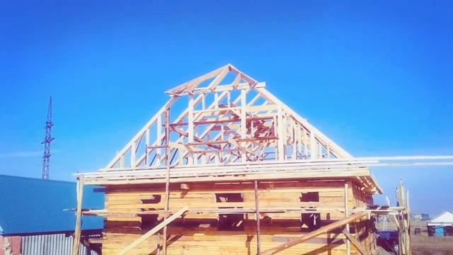 деревянная конструкция полувальмовой кровли дома 9*12wooden construction of the semi-fine roof of t