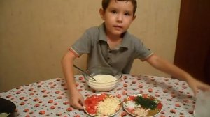 Запеканка из макарон с сыром и помидорами. Готовят дети.