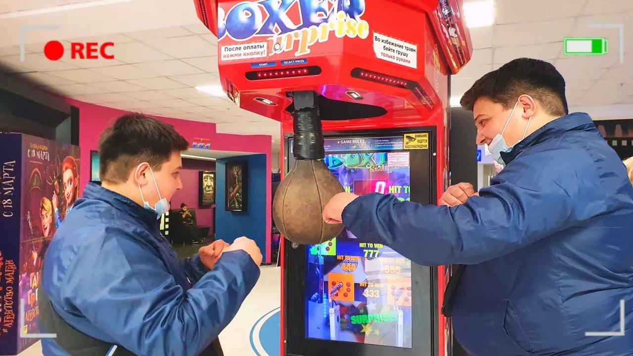 ВАСЯ ЛОМАЕТ Автомат Грушу, А Так Же Играет в Разные Автоматы с Призами! Екатеринбург.mp4 смотреть онлайн