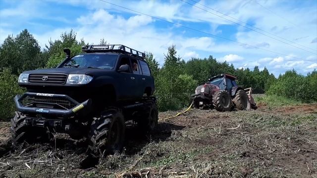 Трактозавр на базе Toyota Land Cruiser спасает застрявший трактор валтру C мульчером