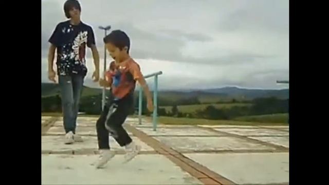 Учитель по брэйкдансу со своим младшим братом!Круто) смотреть онлайн