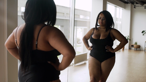 Модель PLUS-SIZE в Черном Боди!.mp4